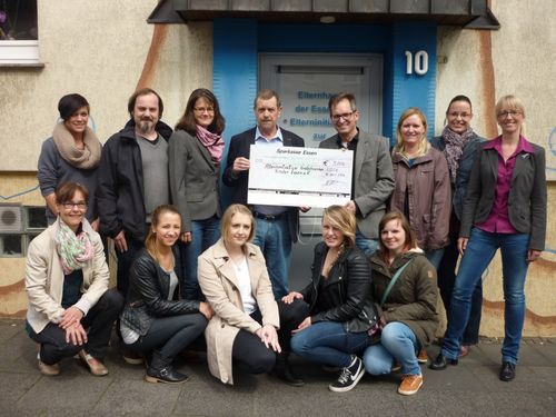 IN EIGENER SACHE - Praxisteam Dr. Holfeld spendet 5.000 EUR für den Elternverein